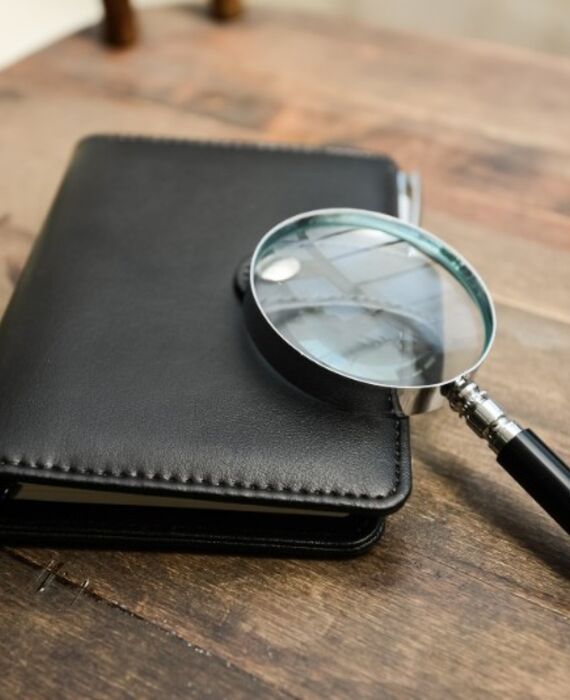 手帳と虫眼鏡